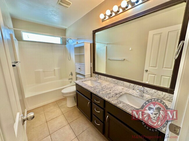 Building Photo - 3 Bd 3.5 Bath Model Like Townhome in Riverton