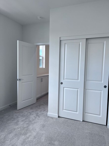 Building Photo - 4041 Pomelo Dr