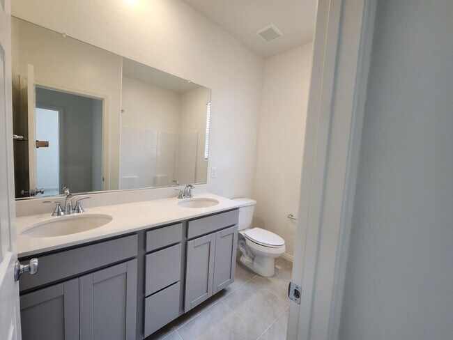 Building Photo - WOW Four Bedroom in North Summerlin!
