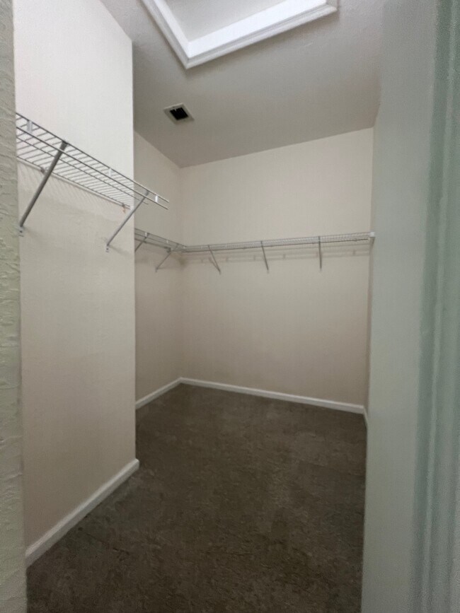 Walking closet - 938 NE 29th Ter