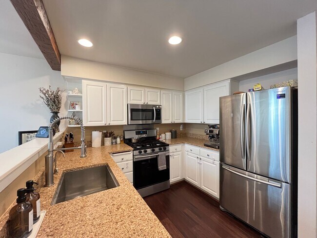 Building Photo - Incredible Forrest Park Townhome!! 2 bedroom, 2 bath, HUGE attached Garage!
