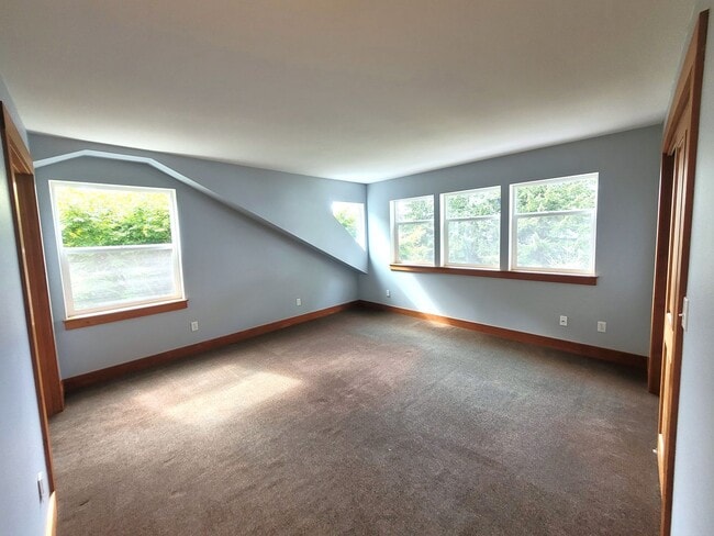 Building Photo - Beautiful South Hill Home with Bay Views 3...