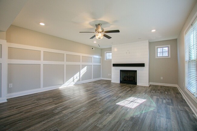 Building Photo - Pet Friendly Four Bedroom!