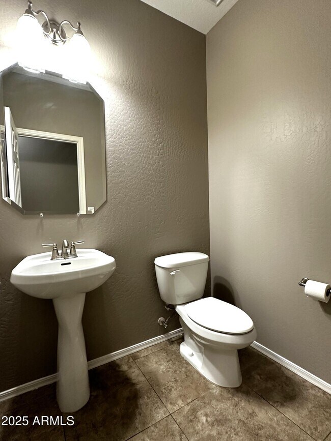 Building Photo - 11053 E Roselle Ave