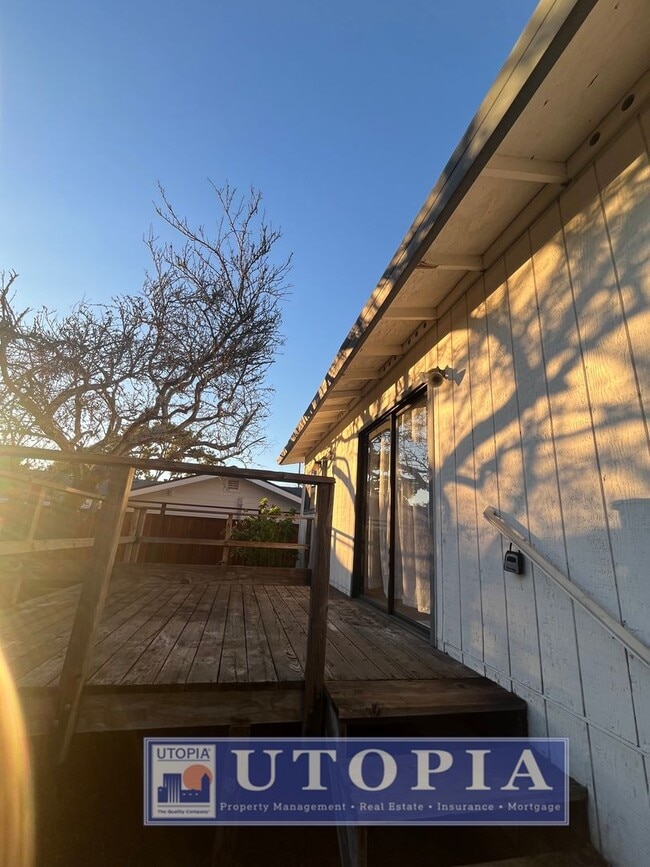 Building Photo - RENT SPECIAL: $500 off first months rent if lease is signed by end of March!! Newly Renovated Coz...