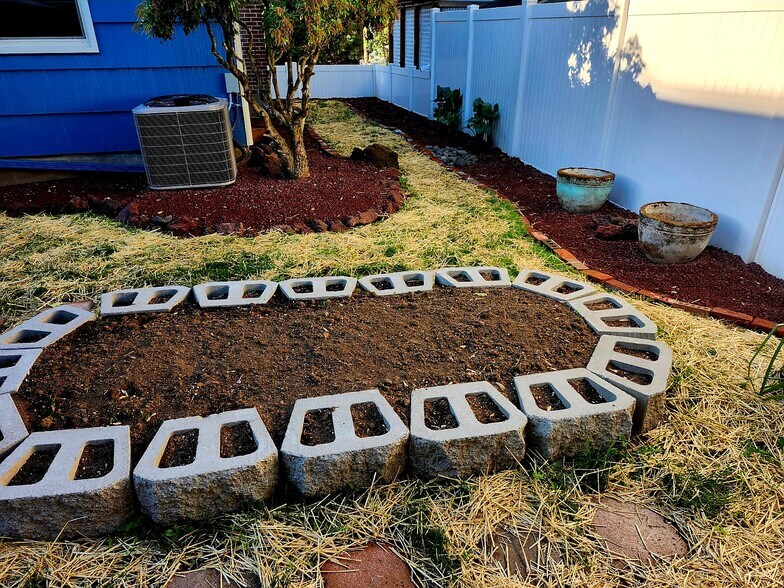 Building Photo - 6613 N Amherst St