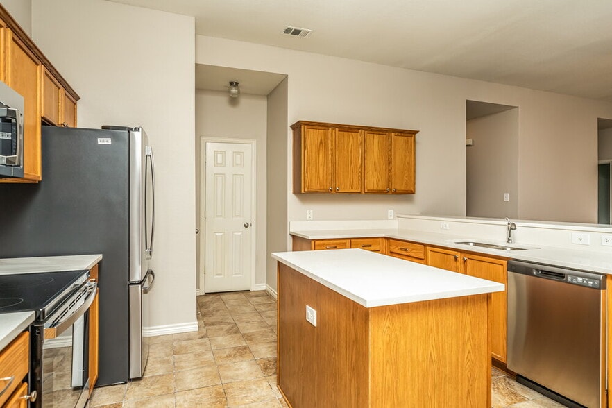 Building Photo - 419 Creekview Dr