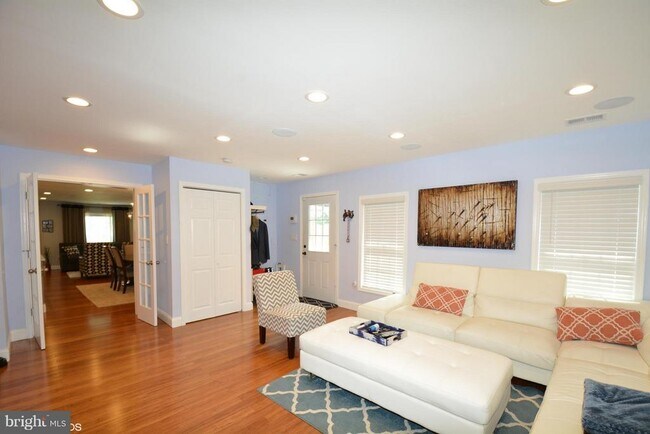 Building Photo - 6317 Everglades Dr