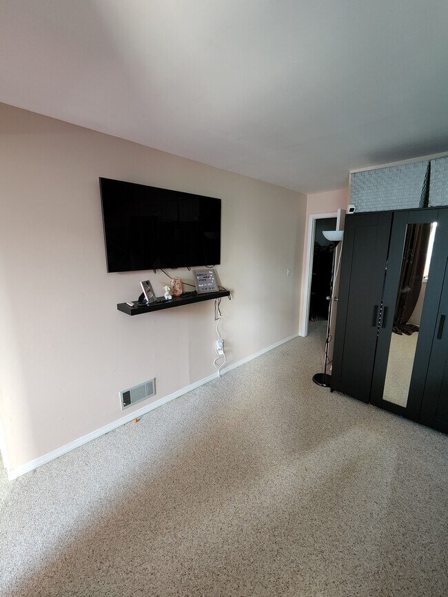 Building Photo - 112 River Renaissance