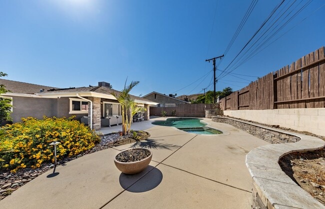 Building Photo - Large, Gorgeous Single Story Pool Home
