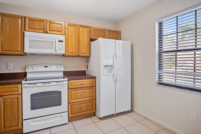 Building Photo - Spring Park 2 Bedroom / 2.5 Bathroom Townhouse For Rent