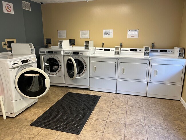 Building Photo - 480 E Red Bud Rd