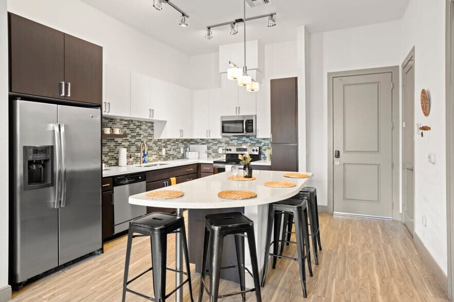 Building Photo - 555 N College Ave