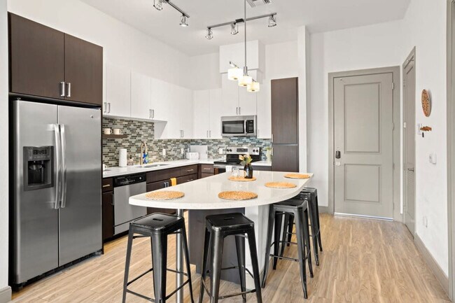 Building Photo - 555 N College Ave