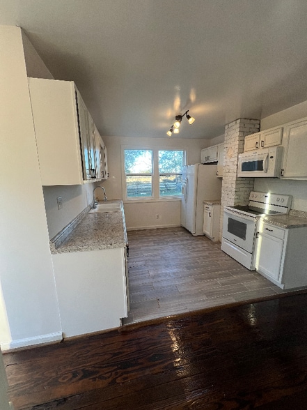 Building Photo - 268 E Green Springs Rd