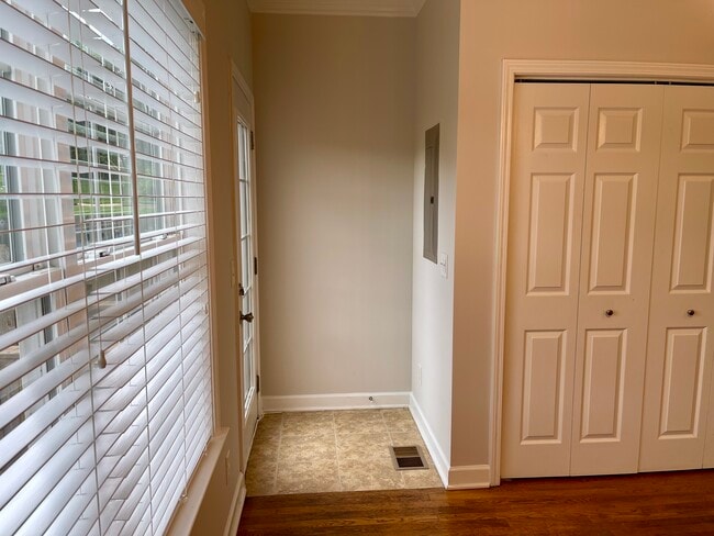 Building Photo - 1047 McKenna Dr