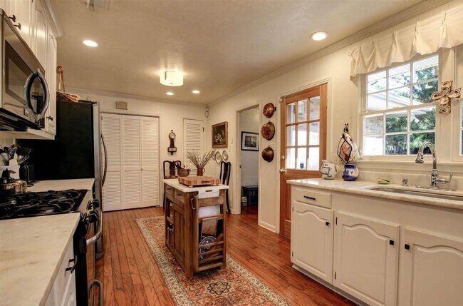 Building Photo - 453 Ivy Cir