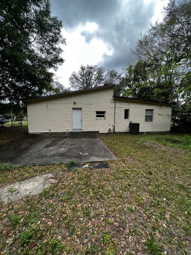 Building Photo - 1847 Loyola Dr N