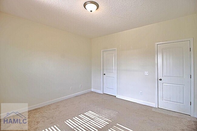 Building Photo - 302 Mcclelland Lp NE