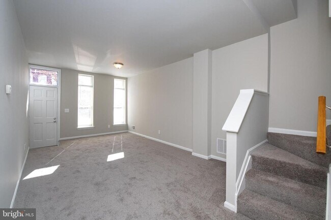 Building Photo - 3 Bed 1 Bath Renovated Townhouse