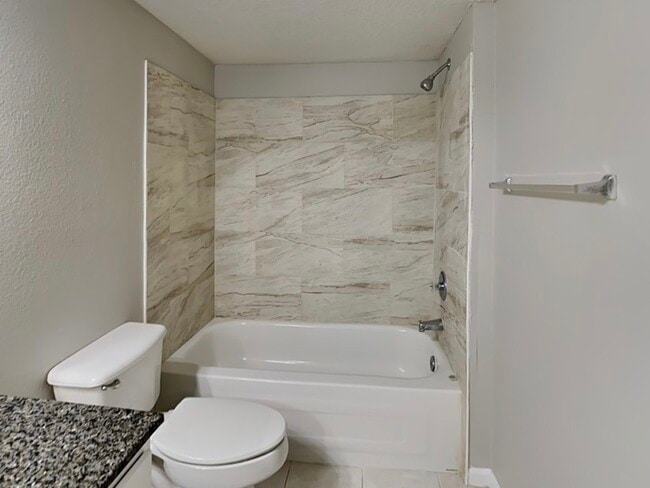 Building Photo - 725 Crest Pines Dr