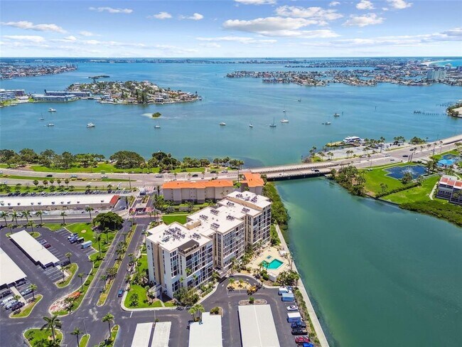 Building Photo - 7400 Sun Island Dr S
