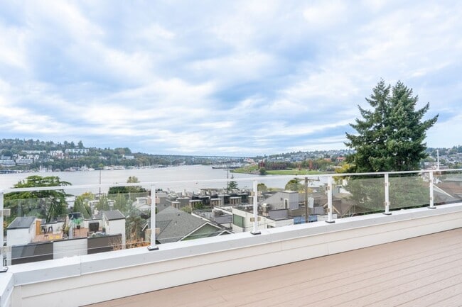 Building Photo - 2Bd/1Ba Seattle Condo