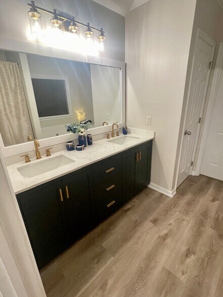 Master Bathroom - 4780 Deer Lakes Rd
