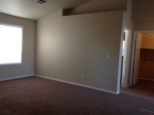 Building Photo - Fabulous location. Nice home with new carpet and paint. Living and family room.