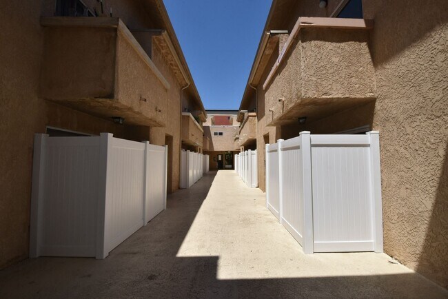 Building Photo - 11045 La Maida St