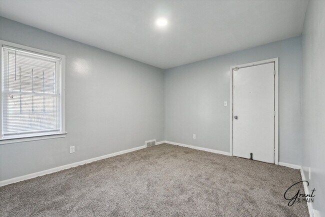Building Photo - $1400 - Fully Renovated 3 Bed 1.5 Bath