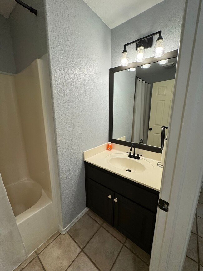 Building Photo - Immaculate home in Gentry close to schools