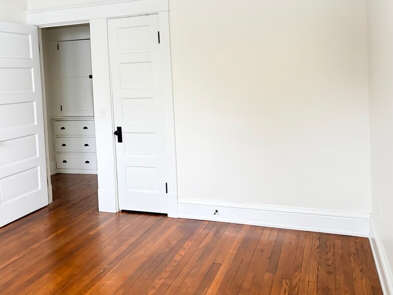 Building Photo - 693 Linwood Ave