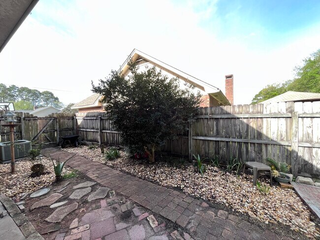 Building Photo - 540 E Timberlake Dr