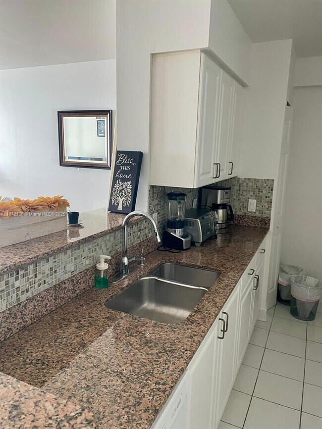 Building Photo - 1155 Brickell Bay Dr