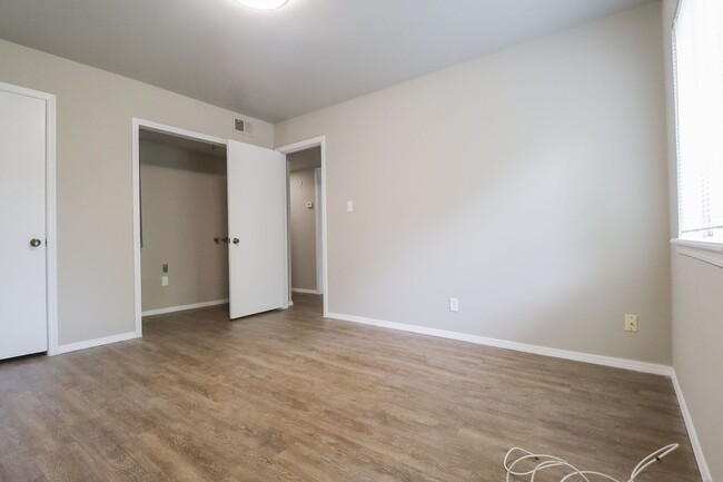 Building Photo - 2 Bed / 2 Bath Condo in Central Tulsa!