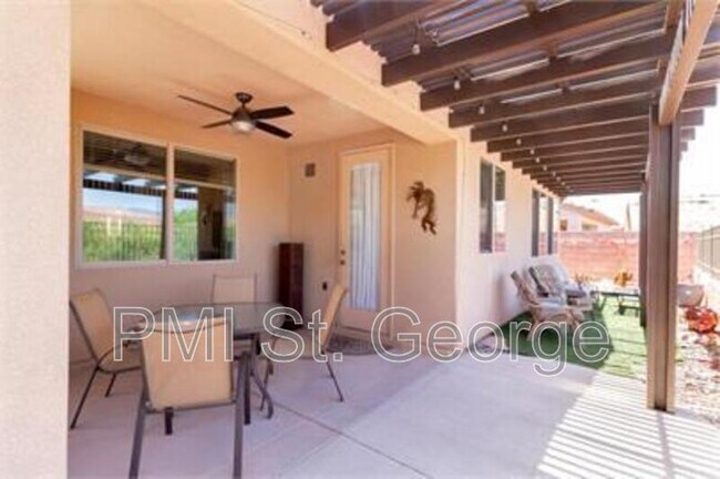 Building Photo - 3241 E Fourteen Fairway Dr