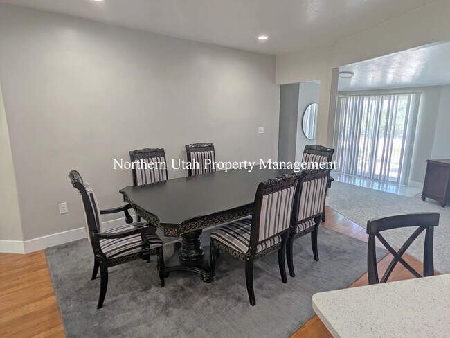 Building Photo - 4 Bed, 3.5 Bath - Amazing Location