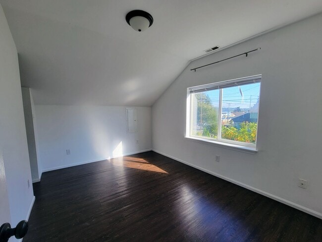 Building Photo - Bright and cheery 2 bed top level apartment in convenient Bremerton location