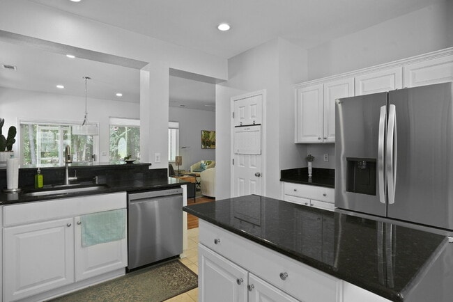 Building Photo - 211 Hampton Cir