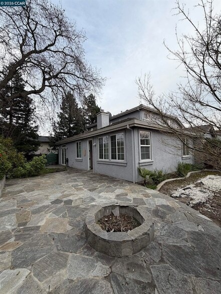 Building Photo - 350 Caroni St