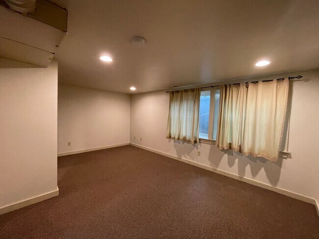 Building Photo - Close to GU Campus