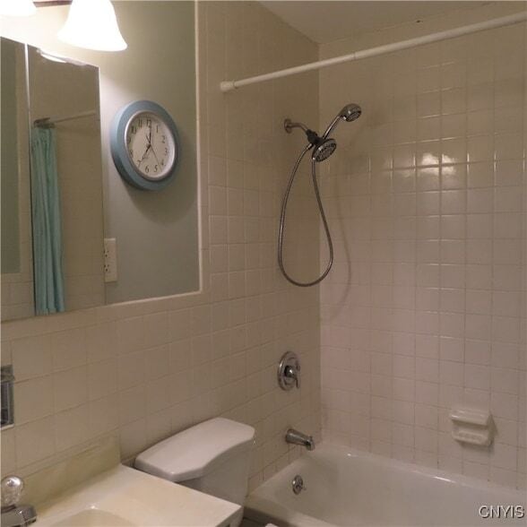 Building Photo - 7843 Glenwood Dr N