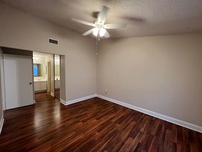 Building Photo - 2 Bedrooms w/ Scenic View