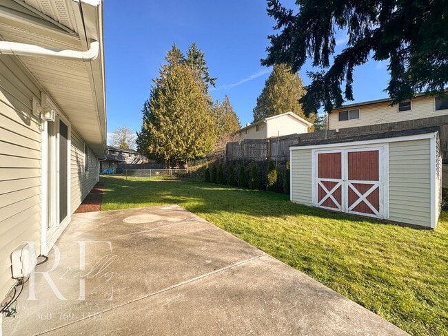 Building Photo - A Warm & Welcoming Rambler in the Heart of Central Kitsap