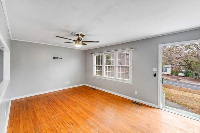 Building Photo - Move-In Ready 3-Bedroom Home with Spacious Yard to Enjoy!