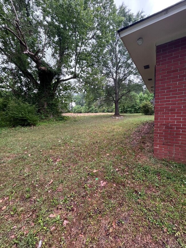 Building Photo - Charming Country Living - 3BR Brick Ranch in Round O