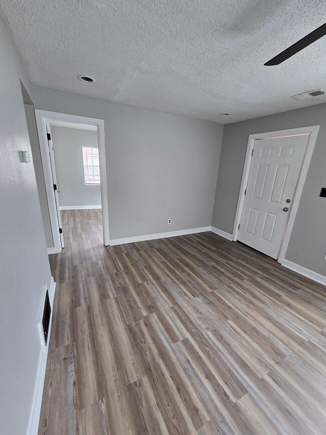 Building Photo - 2 bedrooms 1 bath renovated ready for move in