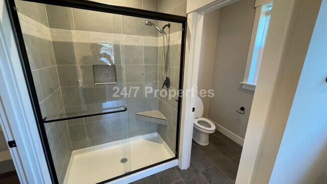 Building Photo - Modern 3 BD | 2 BA Home w/ Bonus Room - Es...