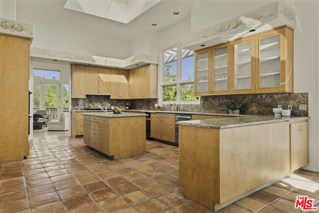 Building Photo - 3780 1/2 Multiview Dr